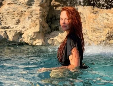 Σίσσυ Χρηστίδου: Το καλοκαίρι της μόλις ξεκίνησε - Οι βουτιές στην πισίνα χλιδάτου ξενοδοχείου (φωτο-βίντεο)